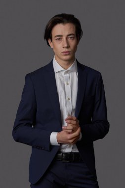 Mavi takım elbise ile beyaz gömlek giymiş iş moda adamı
