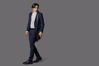 Mavi takım elbise ile beyaz gömlek giymiş iş moda adamı