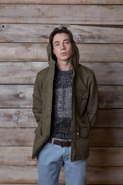 Yakışıklı adam ahşap kırsal ev iç