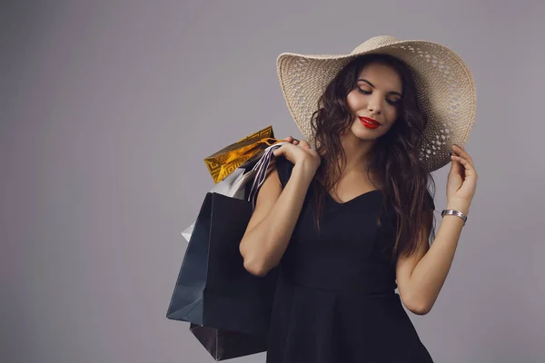 Fiatal nő, elegáns fekete ruha és a nyári kalap — Stock Fotó