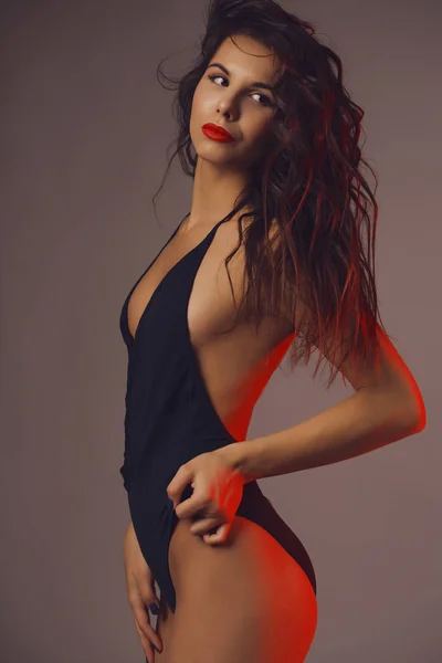 Sexy mujer morena atractiva posando en traje de baño negro —  Fotos de Stock