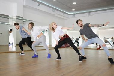 Genç modern dansçılar stüdyoda dans grubu