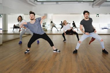 Genç modern dansçılar stüdyoda dans grubu