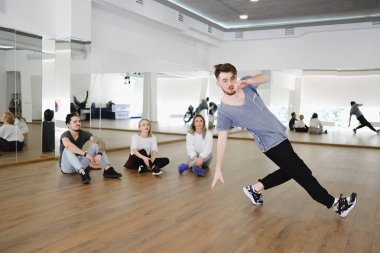Genç modern dansçılar stüdyoda dans grubu