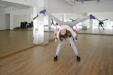 Genç modern dansçılar stüdyoda dans