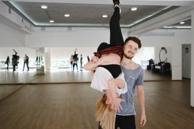 Genç modern dansçılar stüdyoda dans