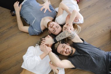 neşeli bir grup arkadaşıyla birlikte eğlenmek