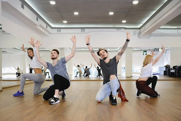 Grupo de jóvenes bailarines modernos bailando en el estudio — Foto de Stock