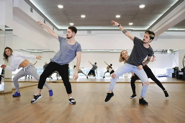 Grupo de jóvenes bailarines modernos bailando en el estudio — Foto de Stock