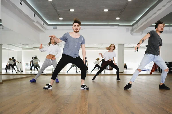 Gruppen av unga moderna dansare Dans i studion — Stockfoto