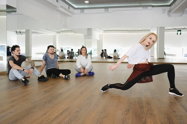 Grupo de jóvenes bailarines modernos bailando en el estudio — Foto de Stock