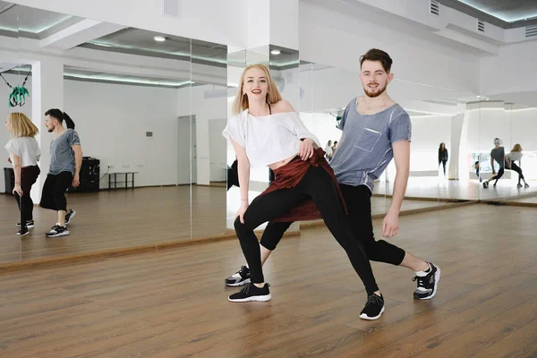 Unga moderna dansare Dans i studion — Stockfoto