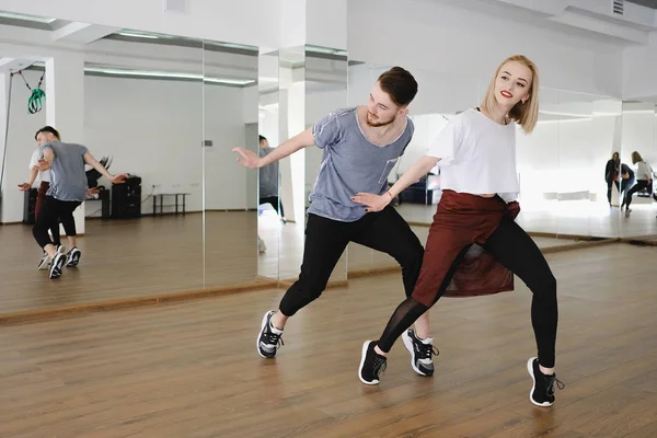 Jóvenes bailarines modernos bailando en el estudio — Foto de Stock