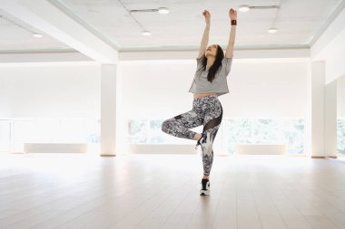 Genç modern dansçı stüdyoda