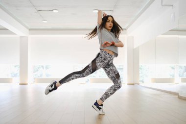 Genç modern dansçı stüdyoda