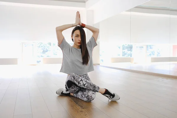 Joven bailarina moderna bailando en el estudio — Foto de Stock