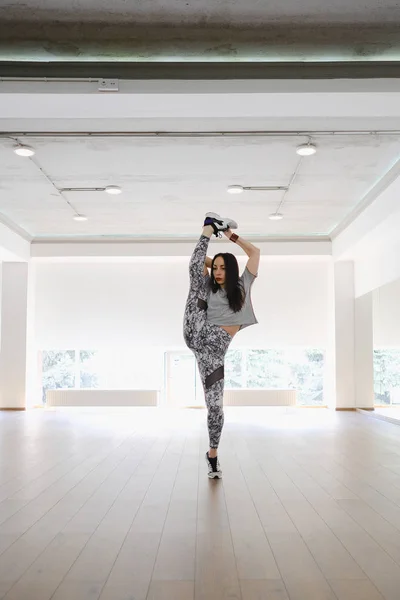 Joven bailarina moderna bailando en el estudio — Foto de Stock