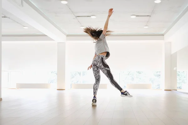 Joven bailarina moderna bailando en el estudio — Foto de Stock