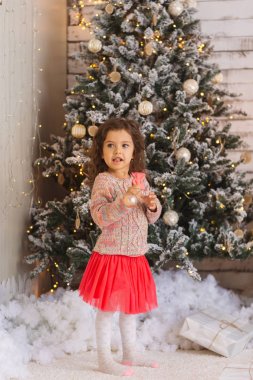 Küçük kız Noel süs holding