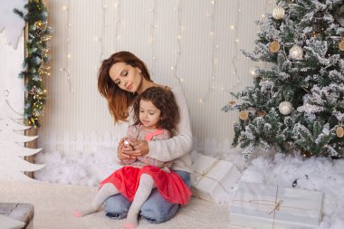 Genç anne kızıyla birlikte eğleniyor Noel arifesinde