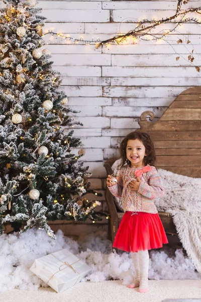 Meraklı küçük kız için sürprizler bekliyor