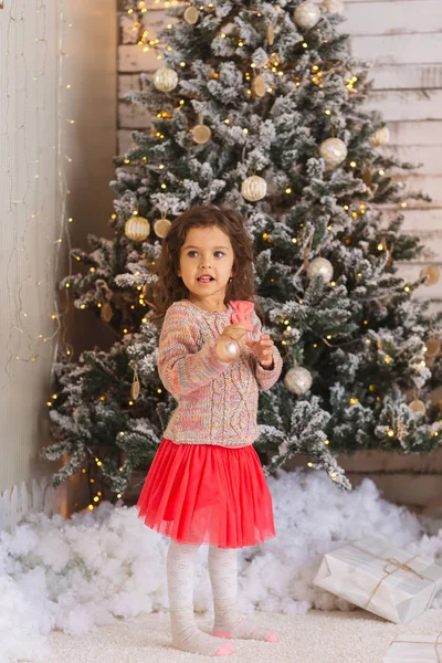 Küçük kız Noel süs holding