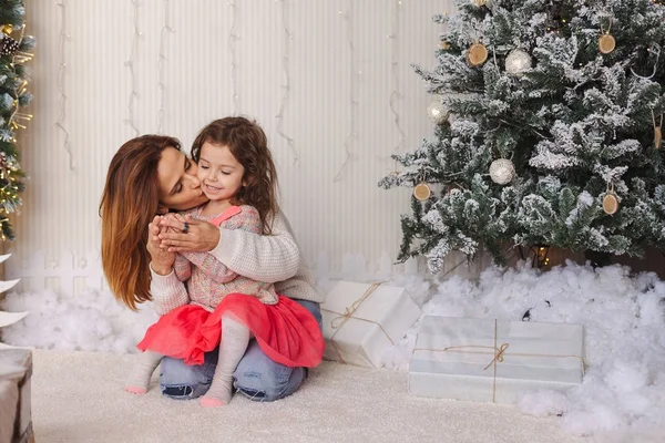 Junge Mutter hat an Heiligabend Spaß mit ihrer Tochter — Stockfoto