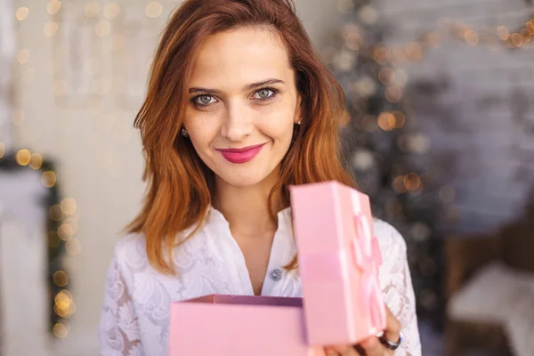 Happy young woman opening a Christmas present box — Stock Photo, Image