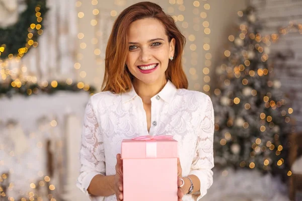 Happy woman holding a gift box — Stock Photo, Image