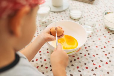 Küçük çocuk yemek. Çocuk en son yumurta kasenin içine.