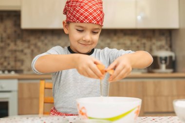 Küçük çocuk yemek. Çocuk en son yumurta kasenin içine.