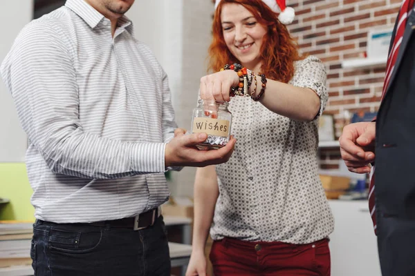 Compañeros de trabajo divirtiéndose en la víspera de Navidad, pidiendo deseos para el Ne — Foto de Stock