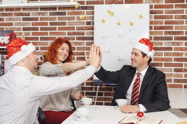 Celebrar la Navidad en el trabajo — Foto de Stock