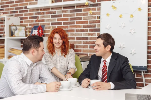 Colegas tomando té y charlando — Foto de Stock