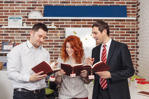 Three people holding books in hands chatting — Stock Photo, Image