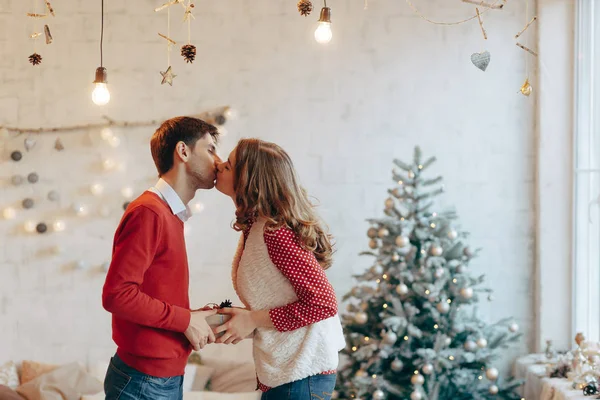 Jeune couple donner des cadeaux de Noël à l'autre — Photo