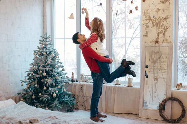 Happy älskande par på julafton — Stockfoto