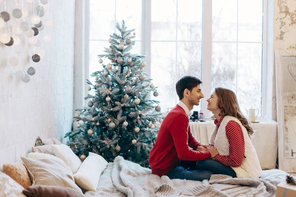 Glückliches Liebespaar genießt Weihnachten — Stockfoto