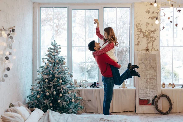 Feliz pareja amorosa en Nochebuena —  Fotos de Stock