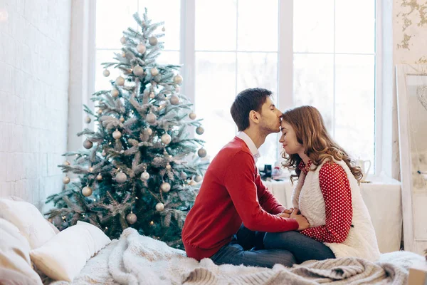 Lyckliga älskande par som njuter av julen — Stockfoto