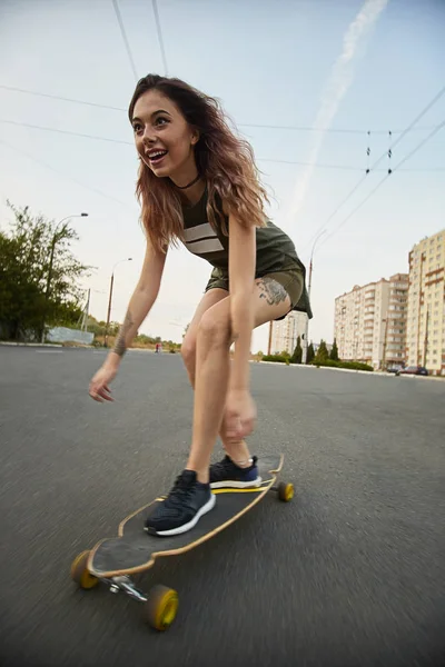 Teen dziewczyna fajne miejskich skater — Zdjęcie stockowe