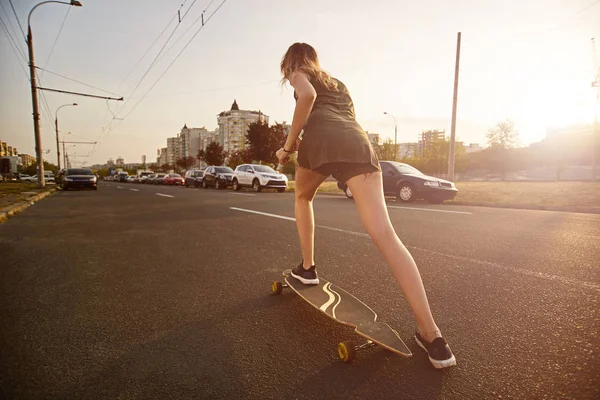 Koele stedelijke schaatser tiener meisje — Stockfoto