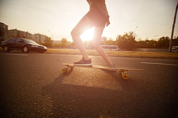 Hipster avec tatouages skateboard dans la ville — Photo