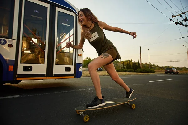 Koele stedelijke schaatser tiener meisje — Stockfoto
