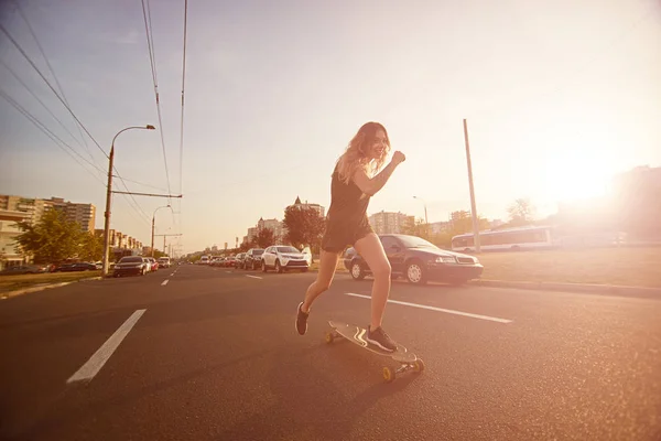 Cool urbano skater adolescente chica — Foto de Stock