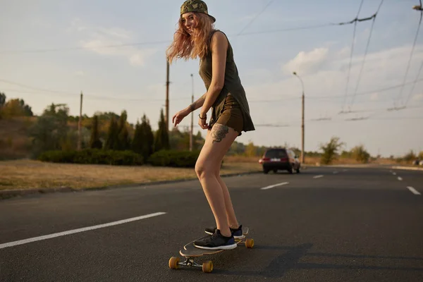 Koele stedelijke schaatser tiener meisje — Stockfoto