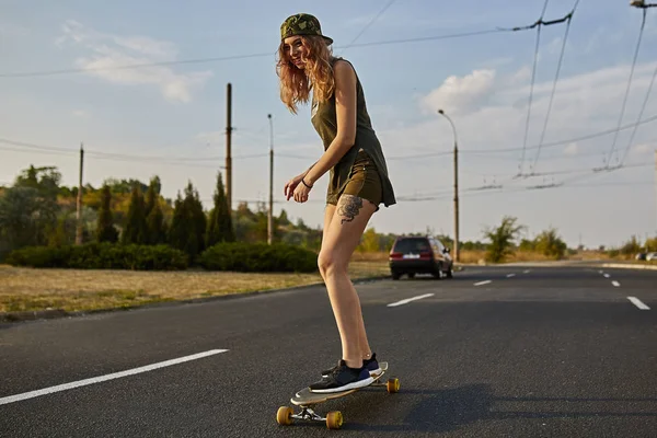 Teen dziewczyna fajne miejskich skater — Zdjęcie stockowe
