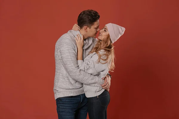 Pareja romántica sobre fondo rojo abrazando — Foto de Stock