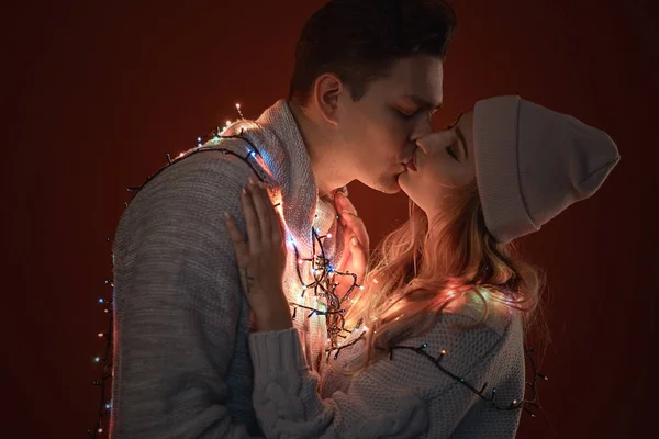 คู่รักหนุ่มสาวจูบและกอดกัน — ภาพถ่ายสต็อก