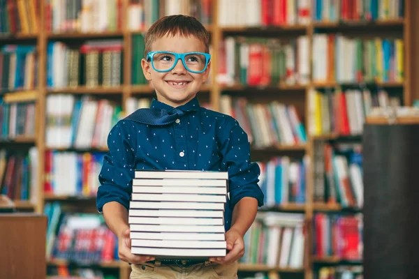 Junge mit Brille und Bücherstapel — Stockfoto